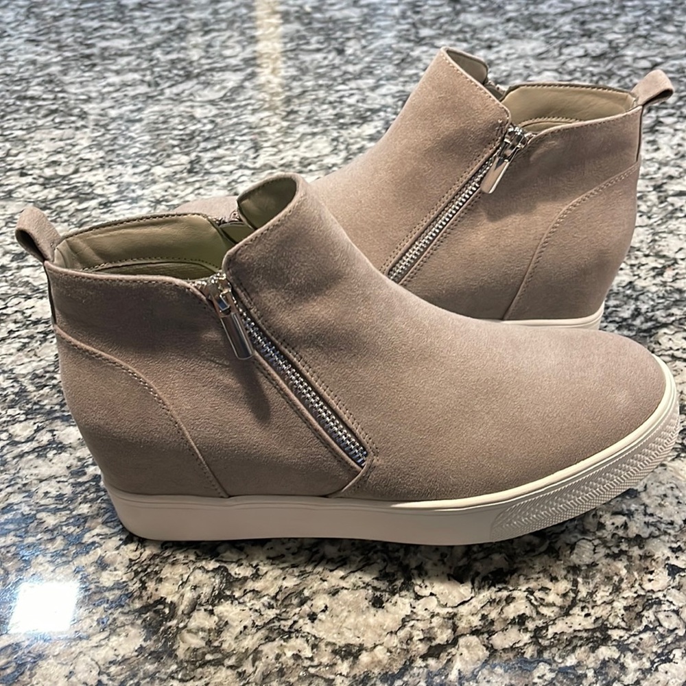 Jusfab Landen High Top Wedge Sneaker 8.5 women